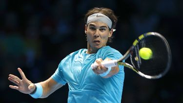 americateve | El espa&ntilde;ol Rafael Nadal devuelve una pelota ante su compatriota David Ferrer en la Copa Masters el martes, 5 de noviembre de 2013, en Londres. (AP Photo/Kirsty Wigglesworth)