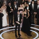 Daria Ekamasova, de izquierda a derecha, Lindsey Normington, Vache Tovmasyan, Karren Karagulian, Alex Coco, Samantha Quan, Mikey Madison, Sean Baker, Mark Eydelshteyn y Yura Borisov aceptan el premio a la mejor película por Anora durante los Oscar el domingo 2 de marzo de 2025 en el Dolby Theatre de Los Ángeles. (Foto AP/Chris Pizzello)