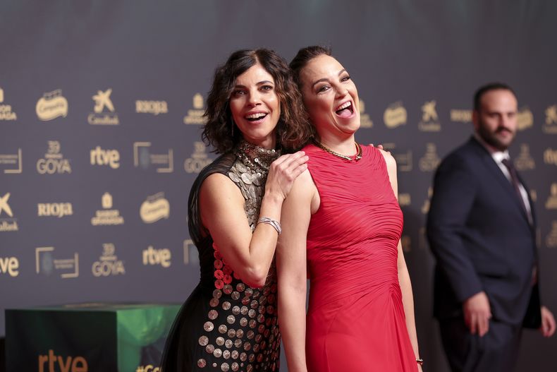 Maribel Verdu, izquierda, y Leonor Watling llegan a la 39ª edición de los Premios Goya en Granada, España, el sábado 8 de febrero de 2025, en Granada. (Foto AP/Fermin Rodriguez)