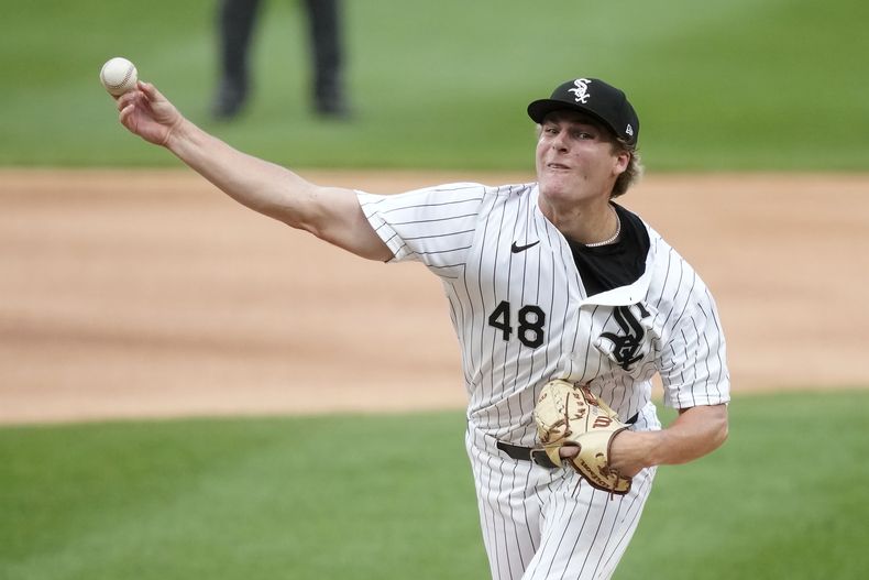 El abridor de los Medias Blancas de Chicago, Jonathan Cannon realiza un lanzamiento durante la primera entrada del juego de béisbol ante los Astros de Houston, el martes 18 de junio de 2024, en Chicago. (AP Foto/Charles Rex Arbogast)