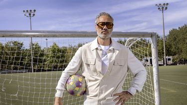 El director Taika Waititi posa para un retrato para promover su película Next Goal Wins durante el Festival Internacional de Cine de Toronto el 11 de septiembre de 2023 en Toronto. (Foto Joel C Ryan/Invision/AP)