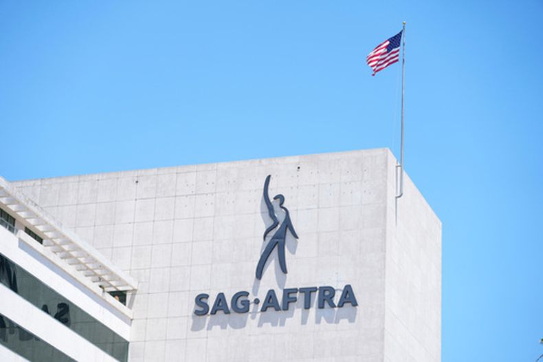 ARCHIVO - Se muestra el edificio de SAG-AFTRA tras una conferencia de prensa en la que el Sindicato de Actores de la Pantalla-Federación Estadounidense de Artistas de Radio y Televisión anunciaron una huelga el 13 de julio de 2023 en Los Ángeles. (Foto AP/Chris Pizzello, archivo)