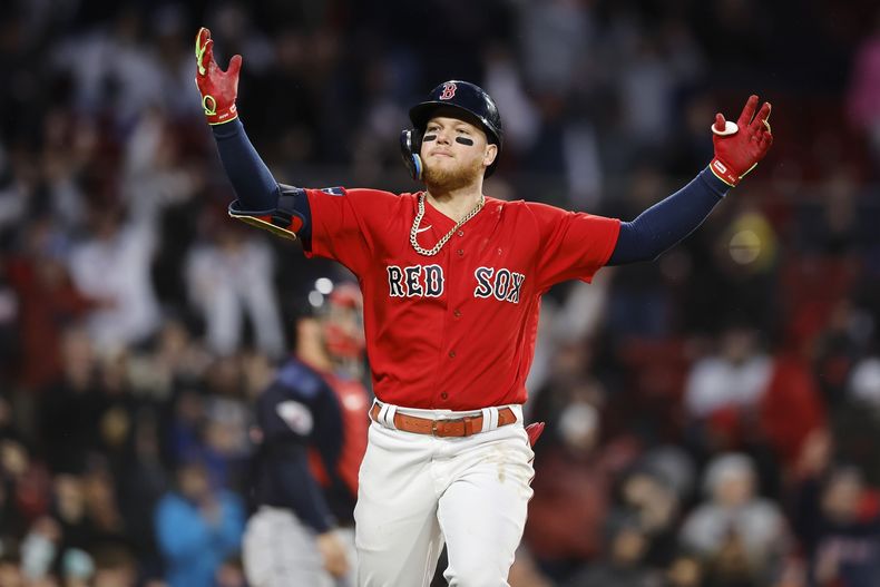 El mexicano Alex Verdugo, de los Medias Rojas de Boston, batea el sencillo de la victoria ante los Guardianes de Cleveland, el sábado 29 de abril de 2023 (AP Foto/Michael Dwyer)
