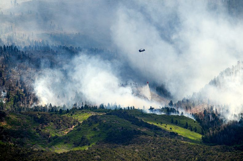 Un helicóptero deja caer agua sobre el incendio Cottonwood cerca Beaver, Utah, el sábado 27 de junio de 2026. (AP Foto/Noah Berger)