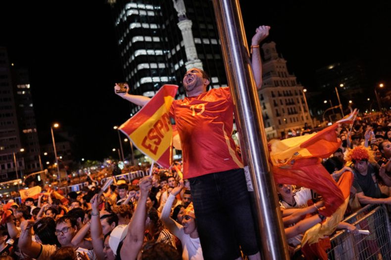Aficionados españoles celebran en Madrid la victoria ante Argentina en la final de la Copa Mundial el domingo 19 de julio del 2026. (AP Foto/Bernat Armangue)