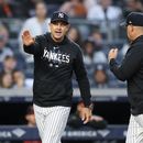 Aaron Boone, manager de los Yanquis de Nueva York, discute con el umpire Chris Guccione, stras su expulsión del juego del jueves 25 de mayo de 2023 ante los Orioles de Baltimore (AP Foto/Frank Franklin II)