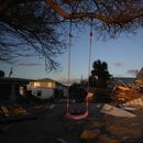 Un columpio infantil aún cuelga en un árbol, rodeado por escombros de iviendas desruidas por el huracán Milton, en Cayo Manasota, Florida, el sábado 12 de octubre de 2024. (AP Foto/Rebecca Blackwell)