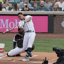 Julio Rodríguez, de los Marineros de Seattle, batea dentro del Derby de Jonrones, en la primera ronda en Seattle, el lunes 10 de julio de 2023. (AP Foto/John Froschauer)