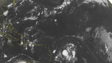 caribe oriental se prepara para lluvia al acercarse erika