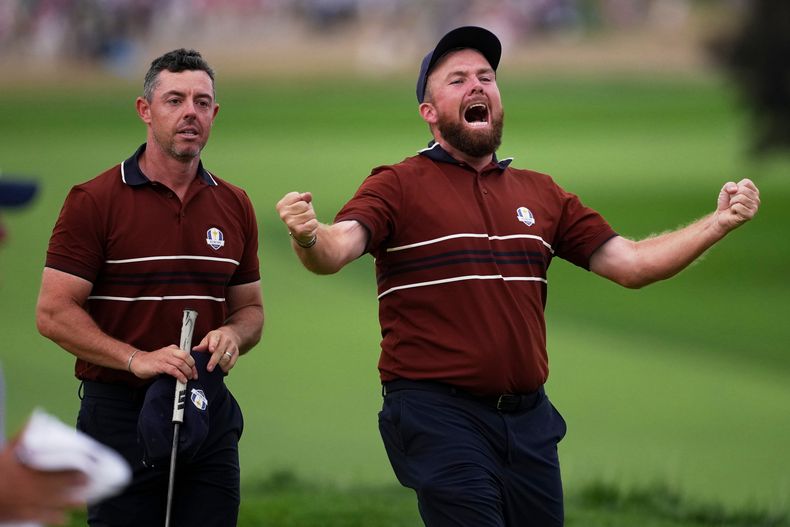 Rory McIlroy (izquierda) y Shene Lowry, de Europa, festejan su victoria sobre Estados Unidos en la Copa Ryder, el sábado 27 de septiembre de 2025 en Farmingdale, Nueva York (AP Foto/Matt Slocum)