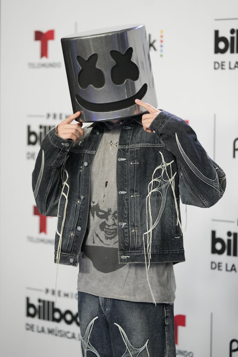 ARCHIVO - Marshmello llega a los Premios Billboard de la Música Latina el jueves 5 de octubre de 2023, en Coral Gables, Florida. Marshmello lanzó su álbum “Sugar Papi” el 3 de noviembre. (Foto AP/Rebecca Blackwell, archivo)