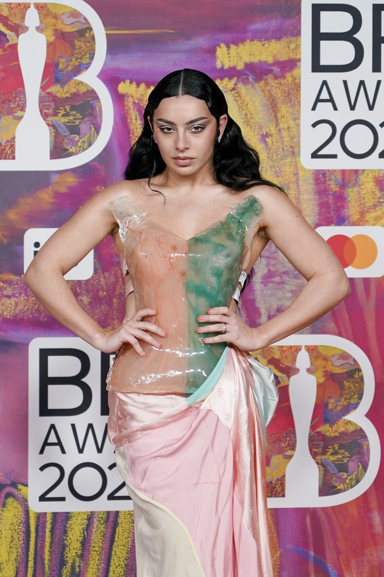 ARCHIVO - Charli XCX posa a su llegada a los Brit Awards 2024 en Londres, el sábado 3 de marzo. 2, 2024. (Foto Alberto Pezzali/Invision/AP, archivo)