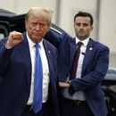 El expresidente Donald Trump, aspirante a la candidatura republicana en 2024, arriba al aeropuerto regional Manchester-Boston, en Londonderry, Nuevo Hampshire, 23 de octubre de 2023. (AP Foto/Charles Krupa)