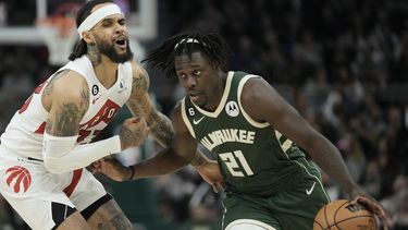 Con 37 puntos de Holiday, Bucks superan a Raptors