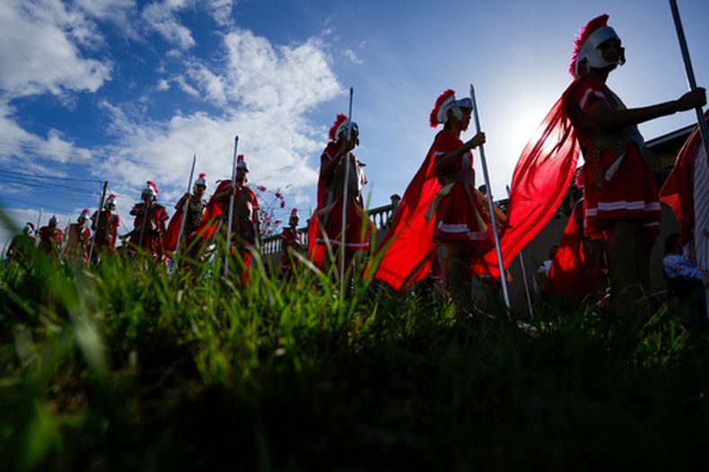 Devotos vestidos de soldados romanos escenifican el Via Crucis en Arraiján, Panamá, en Viernes Santo, el 3 de abril de 2026. (AP Foto/Matías Delacroix)