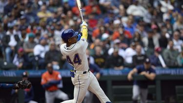 Julio Rodríguez pega jonrón por los Marineros de Seattle ante los Astros de Houston, el domingo 7 de mayo de 2023, en Seattle. (AP Foto/John Froschauer)