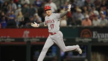 Shohei Ohtani de los Angelinos de Los Ángeles recorre las bases tras conectar un jonrón de dos carreras en la 12ma entrada del juego ante los Rangers de Texas el lunes 12 de junio del 2023.(AP Foto/Sam Hodde)