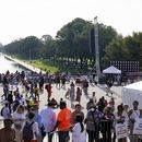 Varias personas llegan para conmemorar el 60mo aniversario de la Marcha en Washington por el trabajo y la libertad en el Lincoln Memorial, el sábado 26 de agosto de 2023, en Washington. (AP Foto/Jacquelyn Martin)