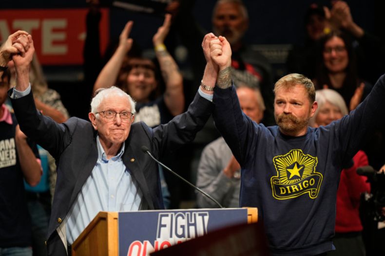 ARCHIVO - Graham Platner, candidato demócrata al Senado de Estados Unidos, y el senador Bernie Sanders, izquierda, en un evento realizado en Orono, Maine, el 24 de mayo de 2026. (AP Foto/Robert F. Bukaty, Archivo)