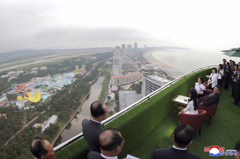 En esta foto proporcionada por el gobierno norcoreano, el mandatario norcoreano Kim Jong Un, en el centro, junto a su esposa Ri Sol Ju y su hija, visita la zona turística de Wonsan-Kalma en Corea del Norte el martes 24 de junio de 2025. El contenido de esta imagen es tal y como se proporciona y no puede verificarse de forma independiente. La marca de agua en la imagen dice ACNC, siglas de Agencia Central de Noticias de Corea. (Agencia Central de Noticias de Corea/Servicio de Noticias de Corea vía AP) Traducción realizada con la versión gratuita del traductor DeepL.com