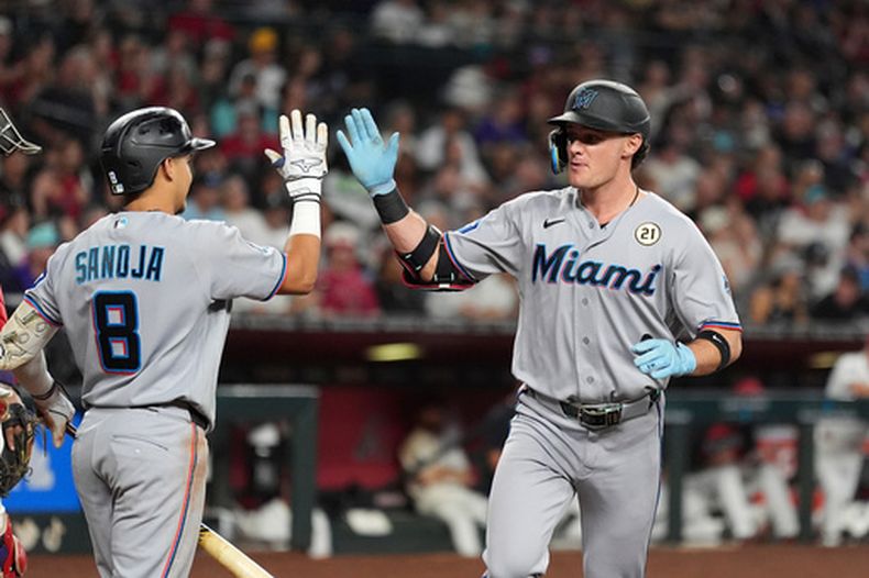 Griffin Conine celebra con su compañero de los Marlins de Miami Javier Sanoja su jonrón en la cuarta entrada ante los Diamondbacks de Arizona el martes 15 de septiembre del 2026. (AP Foto/Ross D. Franklin)