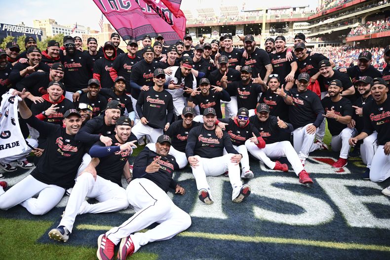Los Guardianes de Cleveland celebran tras vencer a los Tigres de Detroit en el juego 5 de la serie divisional de la Liga Americana el sábado 12 de octubre del 2024. (AP Foto/David Dermer)
