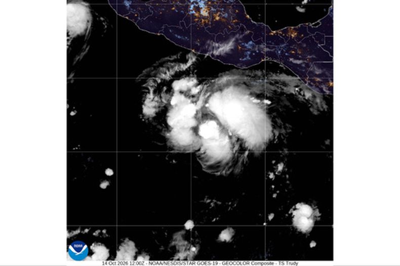 Esta imagen por satélite de la Oficina Nacional de Administración Oceánica y Atmosférica de Estados Unidos (NOAA, por sus siglas en inglés) muestra la tormenta tropical Trudy en el Pacífico, el miércoles 14 de octubre de 2026. (NOAA via AP)