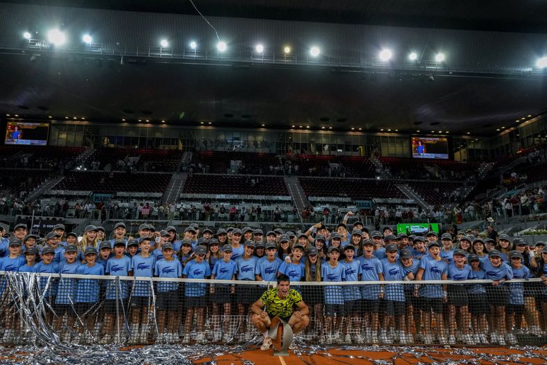 ARCHIVO - Carlos Alcaraz posa con el trofeo de campeón del Abierto de Madrid tras derrotar a Jan-Lennard Struff en la final masculina, el domingo 7 de mayo de 2023. (AP Foto/Manu Fernández)