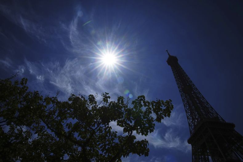 El sol brilla sobre la torre Eiffel durante una ola de calor, el lunes 30 de junio de 2025 en París. (AP Foto/Christophe Ena)