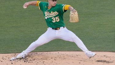 J.T. Ginn, lanzador de los Atléticos, lanza frente a los Dodgers de Los Ángeles durante la primera entrada del juego de béisbol de Grandes Ligas, el miércoles 1 de julio de 2026, en West Sacramento, California. (AP Foto/Sara Nevis)