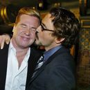 ARCHIVO - Val Kilmer, izquierda, es besado por su compañero de reparto de Kiss Kiss Bang Bang Robert Downey Jr. en la premiere de la película en Los Angeles el 18 de octubre de 2005. (Foto AP/Chris Pizzello, archivo)