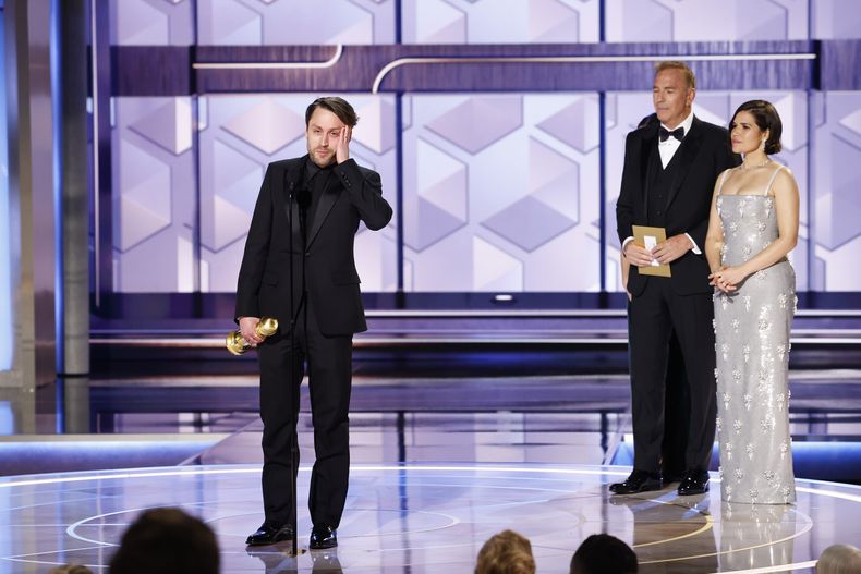 En esta imagen proporcionada por CBS, Kieran Culkin recibe el premio a mejor actor de una serie de drama por Succession en la 81a edición de los Globos de Oro el domingo 7 de enero de 2024, en el Hotel Beverly Hilton en Beverly Hills, California. (Sonja Flemming/CBS via AP)