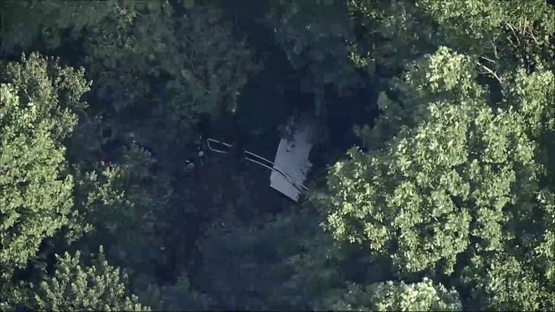 Imagen tomada de video difundido por WPVI-TV/6ABC que muestra a la avioneta que se estrelló en el aeropuerto Cross Keys en el condado Gloucester de Nueva Jersey el 2 de julio del 2025. (WPVI-TV/6ABC via AP)