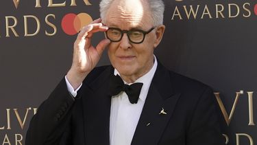 John Lithgow posa para los fotógrafos a su llegada a la ceremonia de los Premios Olivier, el domingo 6 de abril de 2025, en Londres. (Foto de Alberto Pezzali/Invision/AP)