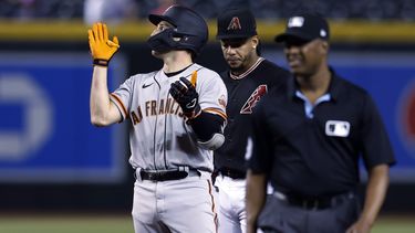 Casey Schmitt, de los Gigantes de San Francisco, aplaude tras batear un doble productor ante los Diamondbacks de ARizona, el jueves 11 de mayo de 2023 (AP Foto/Chris Coduto)