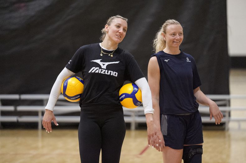 Las estadounidenses Jordan Larson (izquierda) y Jordyn Poulter durante un entrenamiento de la selección de voleibol femenino de Estados Unidos, el 12 de marzo de 2024, en Anaheim, California. (AP Foto/Damián Dovarganes)