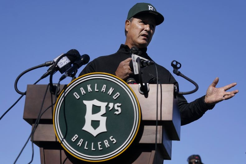 Don Wakamatsu, vicepresidente ejecutivo de operaciones de béisbol los Ballers de Oakland, habla durante una conferencia de prensa en Laney College, en Oakland, California, el martes 28 de noviembre de 2023. Un nuevo equipo independiente de béisbol llamado Ballers de Oakland comenzará a jugar la próxima primavera y abrazar a los leales fanáticos de los Atléticos que están desconsolados por la partida planificada de su club a Las Vegas. (AP Foto/Jeff Chiu)