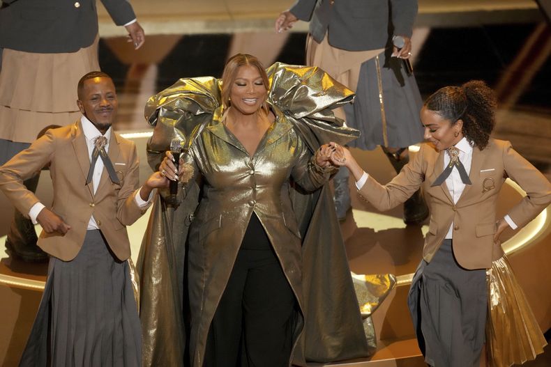 Queen Latifah, centro, interpreta Ease on Down the Road durante los Oscar el domingo 2 de marzo de 2025 en el Teatro Dolby de Los Ángeles. (Foto AP/Chris Pizzello)