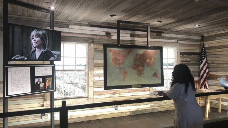 Lisa Lyons, de 56 años, mira la exposición dentro del museo Tina Turner en la escuela Flagg Grove School en el West Tennessee Delta Heritage Center el miércoles 24 de mayo de 2023, en Brownsville, Tennessee. Turner, la imparable cantante y actriz intérprete de Whats Love Got to Do With It, murió el miércoles los 83 años en su casa en Küsnacht, cerca de Zúrich, Suiza. (Foto AP/Adrian Sainz)