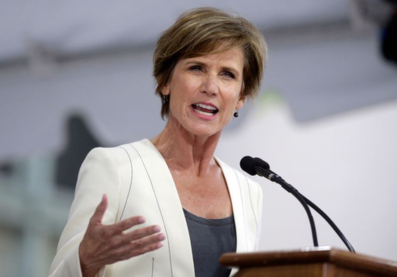 ARCHIVO - La subsecretaria de Justicia de EEUU, Sally Yates, habla en la Universidad de Harvard, en Cambridge, Massachusetts, el 24 de mayo de 2017. (Foto AP/Steven Senne, Archivo)