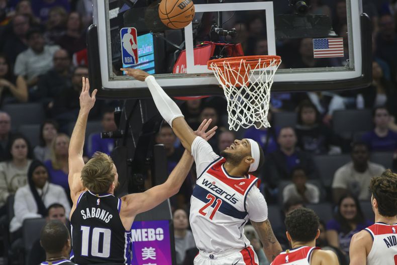 Domantas Sabonis, de los Kings de Sacramento, dispara frente a Daniel Gafford, pívot de los Wizards de Washington, el lunes 18 de diciembre de 2023 (AP foto/Randall Benton)
