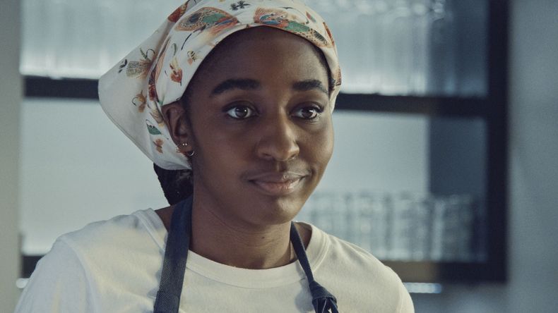 Esta imagen proporcionada por FX muestra a Ayo Edebiri como Sydney Adamu en una escena de The Bear. (FX vía AP)