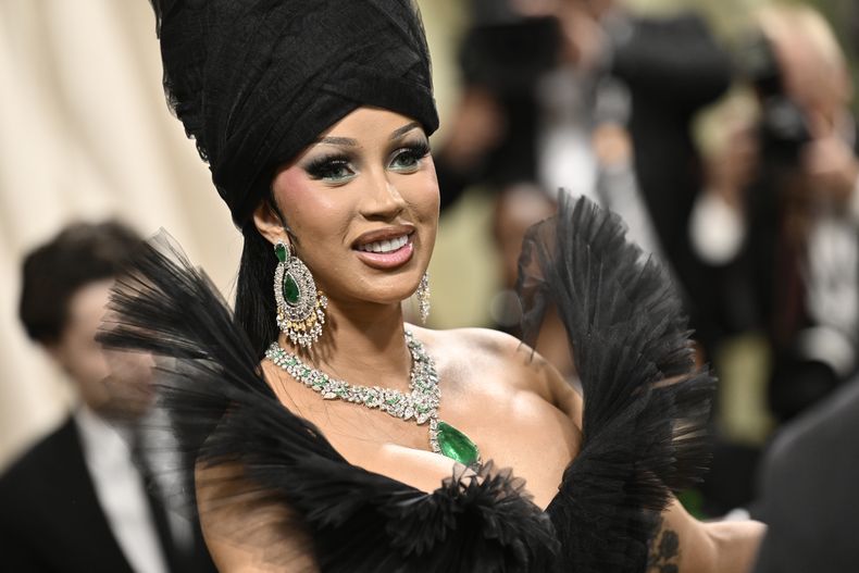 Cardi B llega a la gala benéfica del Instituto del Vestido del Museo Metropolitano de Arte para celebrar la inauguración de la exposición Sleeping Beauties: Reawakening Fashion el lunes 6 de mayo de 2024, en Nueva York. (Foto Evan Agostini/Invision/AP)