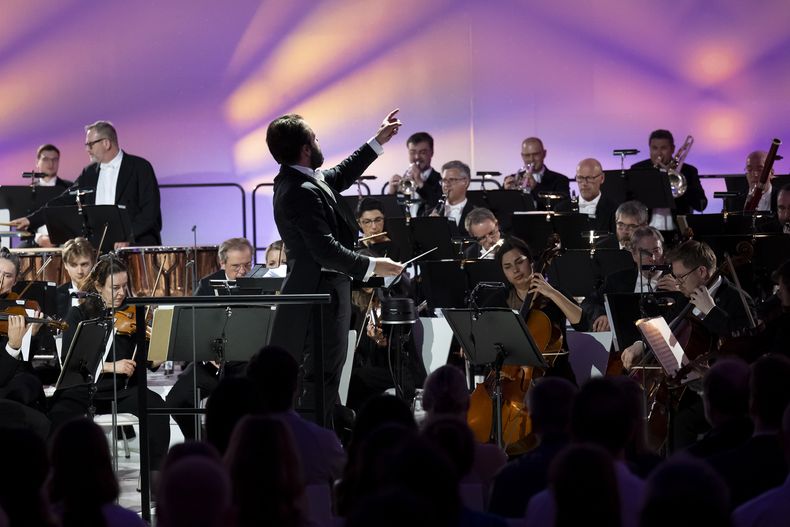 Miembros de la orquesta sinfónica de Viena interpretan el vals El Danubio azul mientras se transmite al espacio exterior hacia la sonda Voyager 1, en Viena, Austria, el sábado 31 de mayo de 2025. (AP Foto/Denes Erdos)