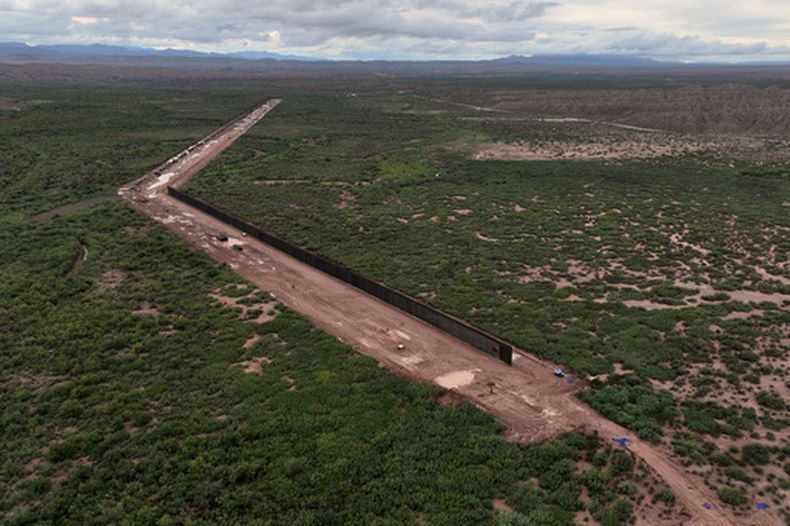 Una porción del muro fronterizo en construcción en la región de Big Bend, el miércoles 23 de septiembre de 2026, cerca de Sierra Blanca, Texas. (AP Foto/John Locher)