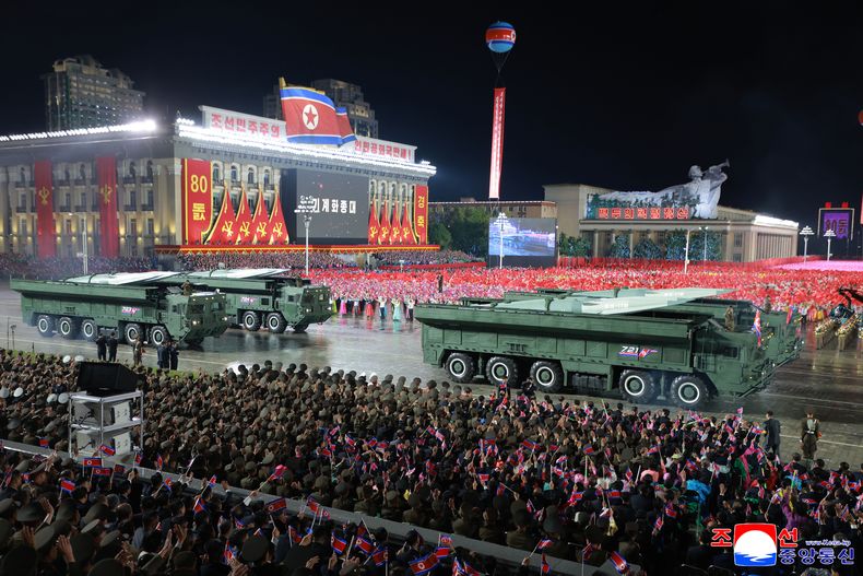 En esta fotografía proporcionada por el gobierno norcoreano puede verse el desfile militar conmemorativo del 80º aniversario de la fundación del gobernante Partido de los Trabajadores, el viernes 10 de octubre de 2025, en Pyongyang, Corea del Norte. (Agencia Central de Noticias de Corea/Servicio de Noticias de Corea vía AP)