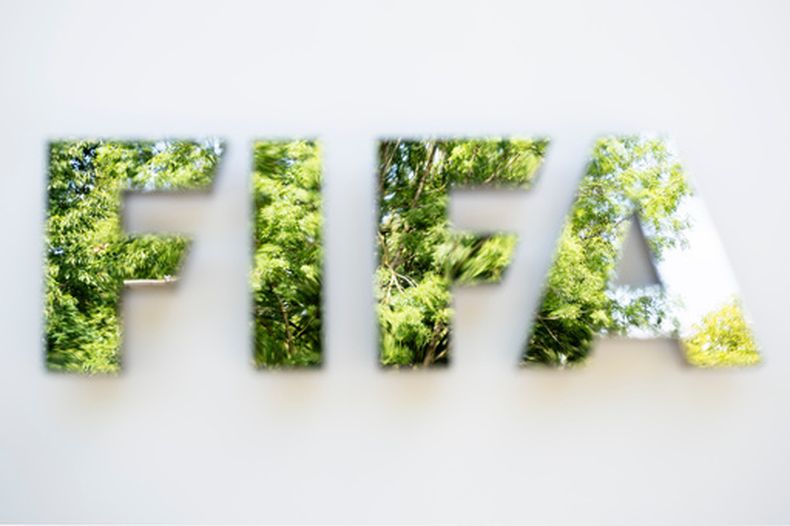 El logo de la FIFA en la entrada de sus instalaciones en Zurich, Suiza, el jueves 6 de agosto del 2026. (Andreas Becker/Keystone via AP)