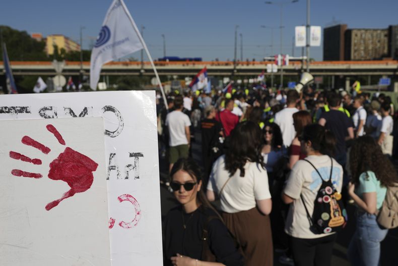 Un grupo de manifestantes bloquean una carretera durante una protesta, siete meses después del derrumbe de una estructura en una estación de tren que causó varios muertos y provocó manifestaciones contra la corrupción, en Belgrado, Serbia, el 1 de junio de 2025. (AP Foto/Darko Vojinovic)