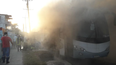 un omnibus yutong se incendia en una avenida de la habana
