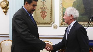 En medio de tensiones, Maduro se reúne con senador de EEUU